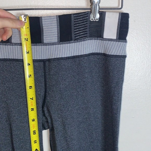 🌷Adorable Grey Lululemon flair reversible leggings with pattern on top! - Picture 4 of 13